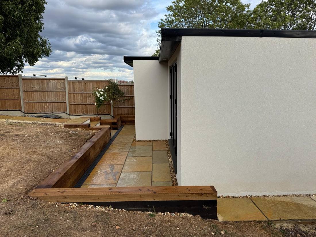 Side path with sleepers and paving